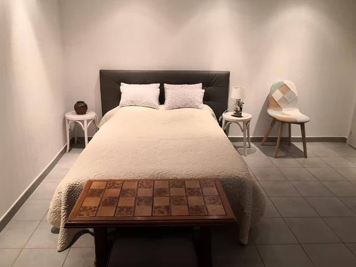 Appartement entier, One-Bedroom Apartment in Pérignat-sur-Allier, Région de Clermont-Ferrand