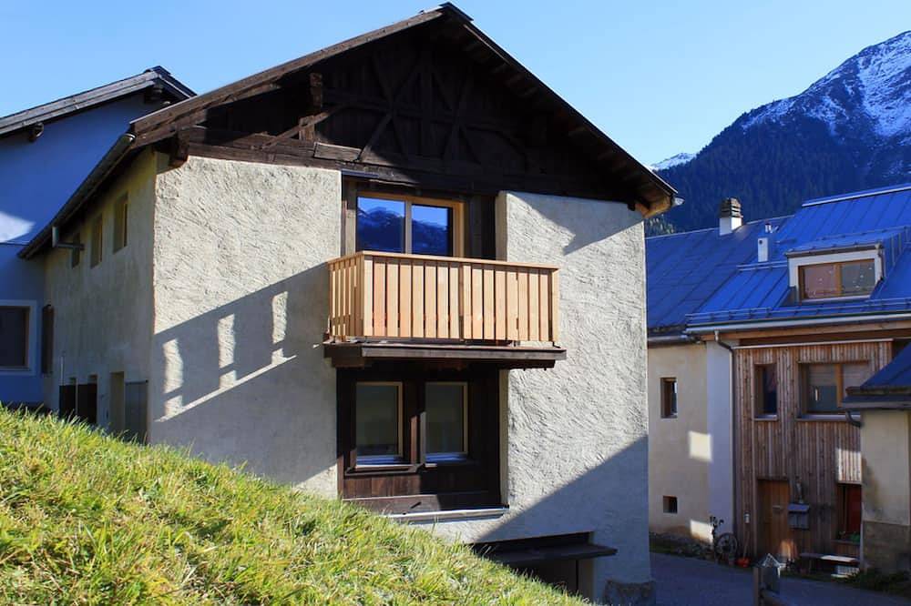 Ganze Wohnung, Chasa Tablà, (Guarda). in Guarda Staziun, Guarda
