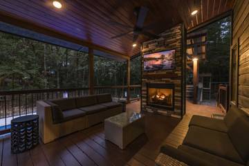 Vacation Rental for 16 Guests in Broken Bow Lake, McCurtain County, Picture 2