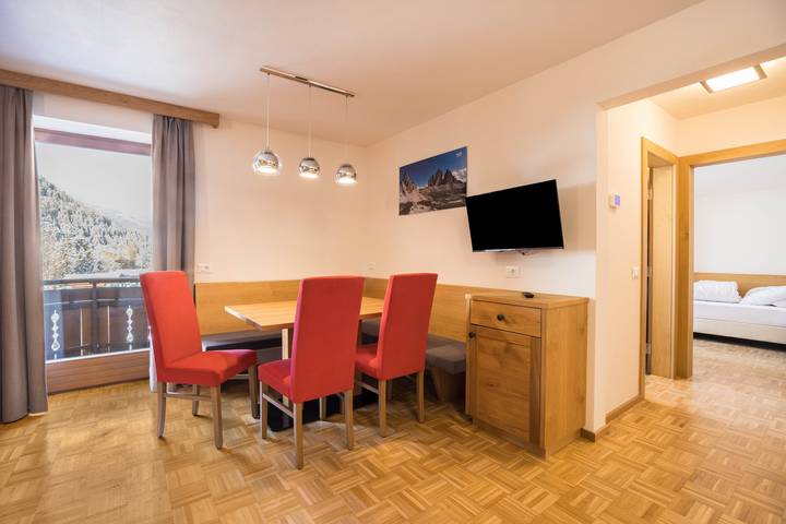 Entire apartment, Apartment "Rosalpina 4" in the Middle of the Ski Area with Mountain View, Wi-Fi & Balcony in San Vigilio di Marebbe, Mareo
