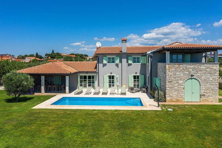Villa für 14 Personen, mit Balkon/Terrasse und Garten sowie Pool
