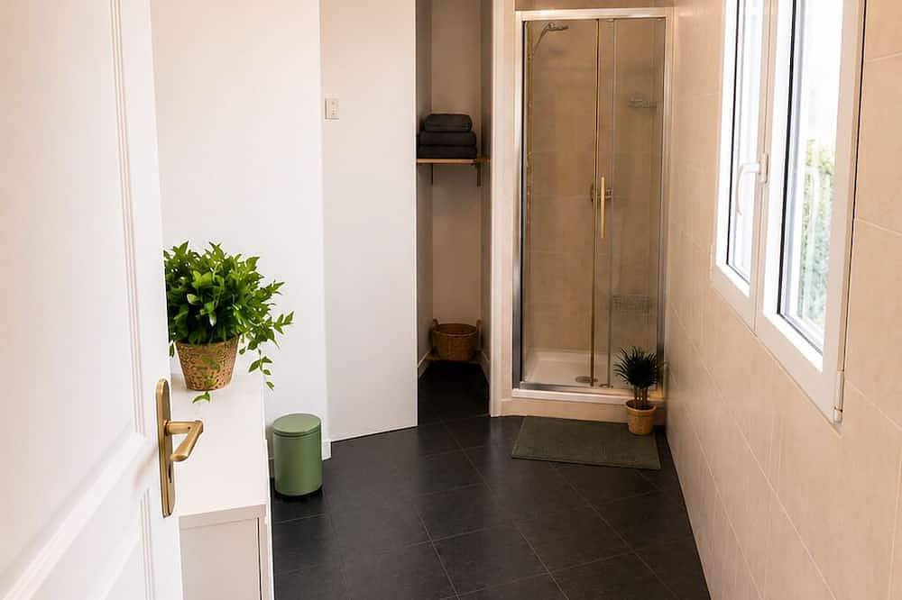 Apartamento entero, Spacious, Cozy, and Elegant Studio - Near Paris in Colombes, Altos del Sena