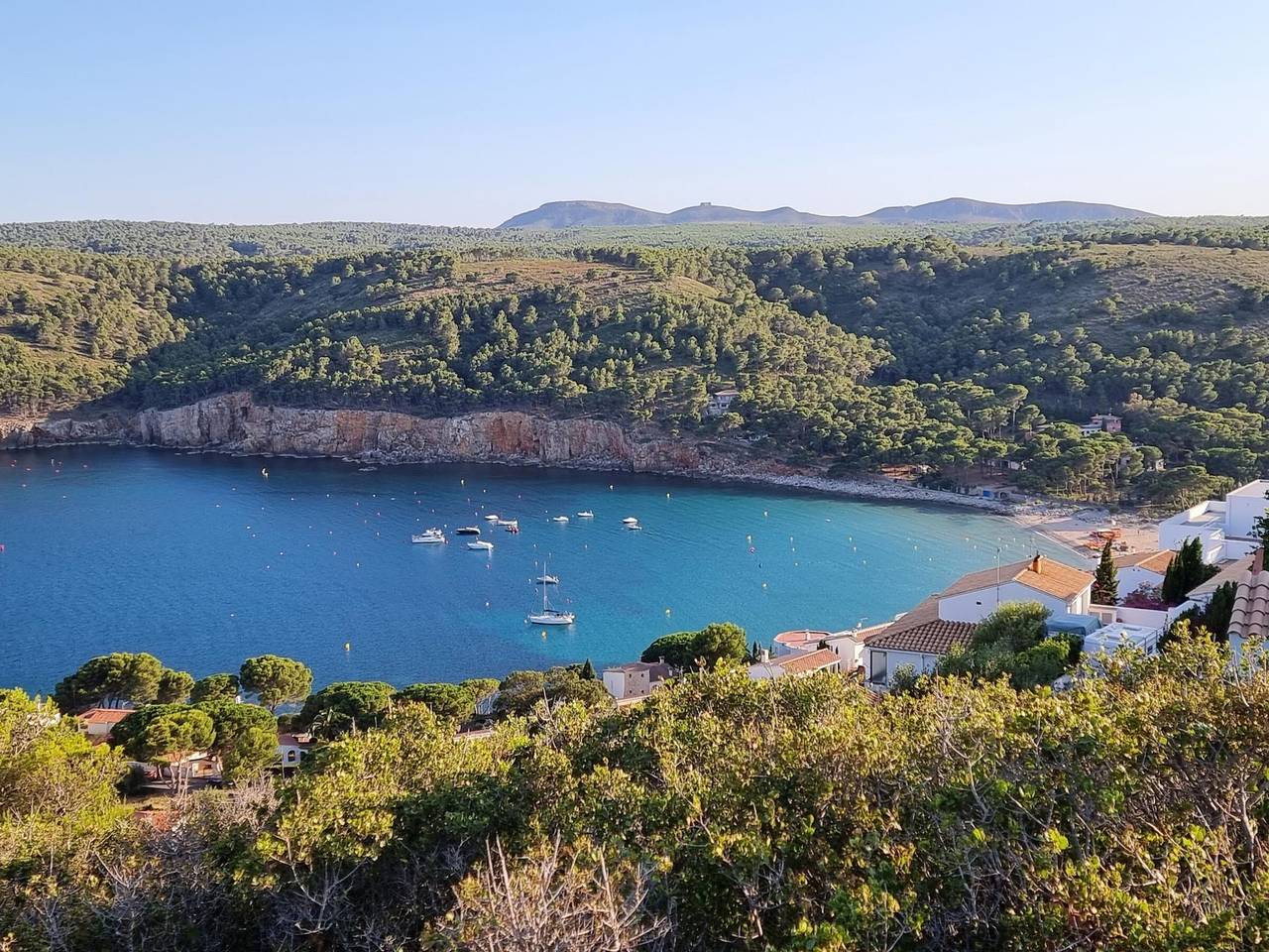 Entire apartment, Charming apartment 50m from Cala Montgó with 2 bedrooms and private parking in L'Escala in Punta Montgo, l'Escala