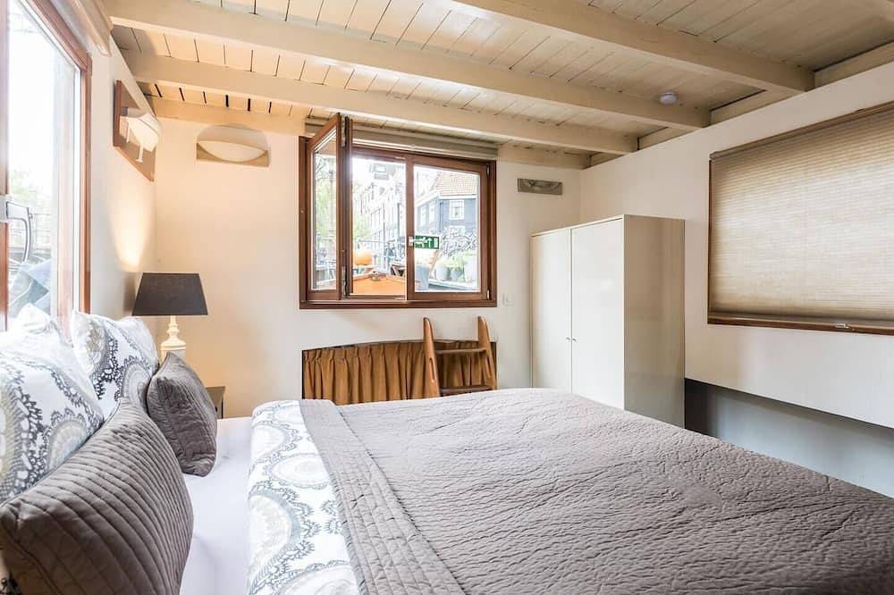 Nicely decorated houseboat-apartment at the canal district in the  historic old centre of Amsterdam. in Jordaan, Holländische Küste