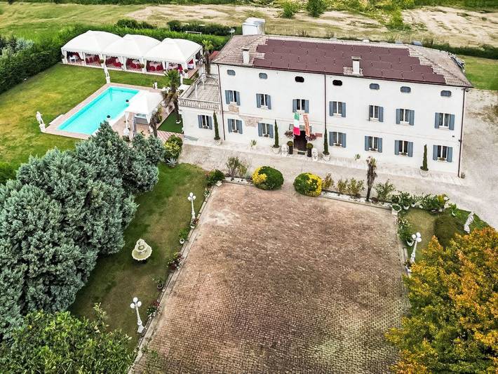 Casa vacanza per 14 persone, con Balcone e Terrazza nonché Giardino a Ferrara
