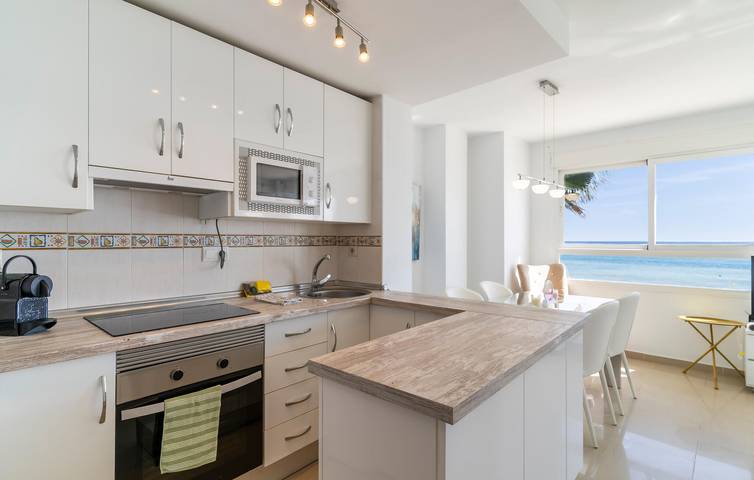 Apartamento vacacional entero, Apartamento con vistas al mar, terraza, WiFi y aire acondicionado in San Luis de Sabinillas, Manilva