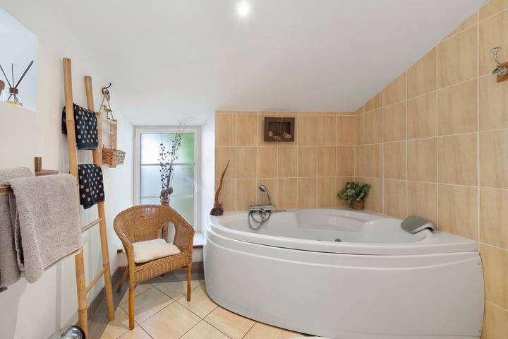 Bed and Breakfast 'Chambre Bonheur' with Shared Garden and Wi-Fi in Saint-Malô-du-Bois, Loire Valley