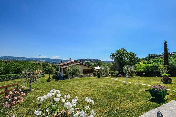 Casa indipendente con piscina privata e vista panoramica sulla città di Orvieto. in Orvieto, Provincia di Terni