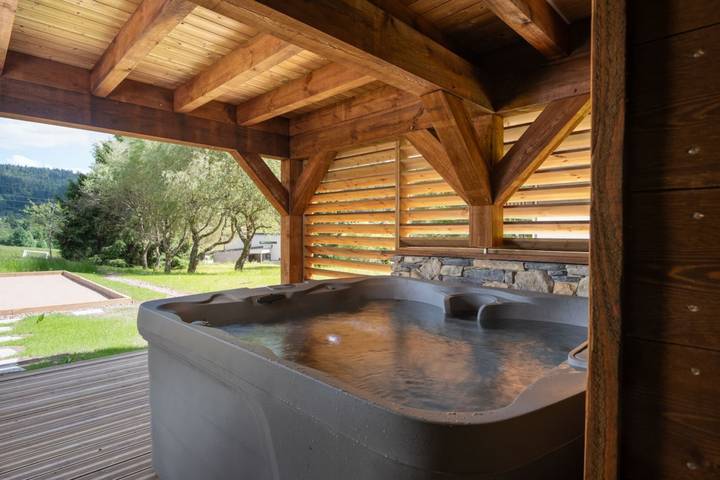 Chalet pour 12 personnes, avec Balcon ainsi que Jacuzzi et Sauna à Gérardmer - 2