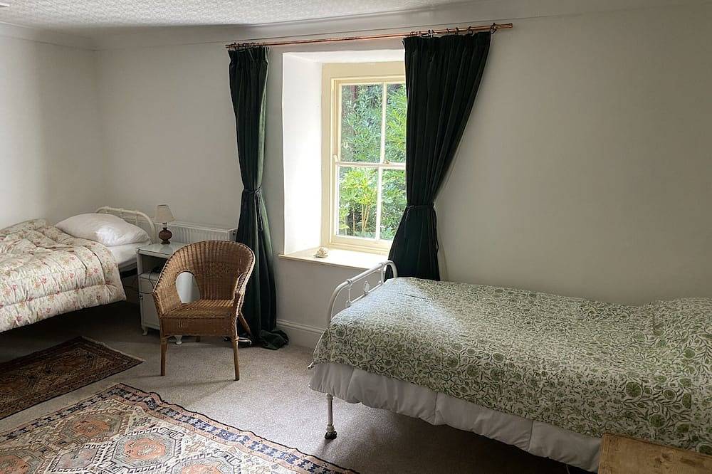 Superb country house with extensive grounds. Sleeps 13 + in Carmarthenshire