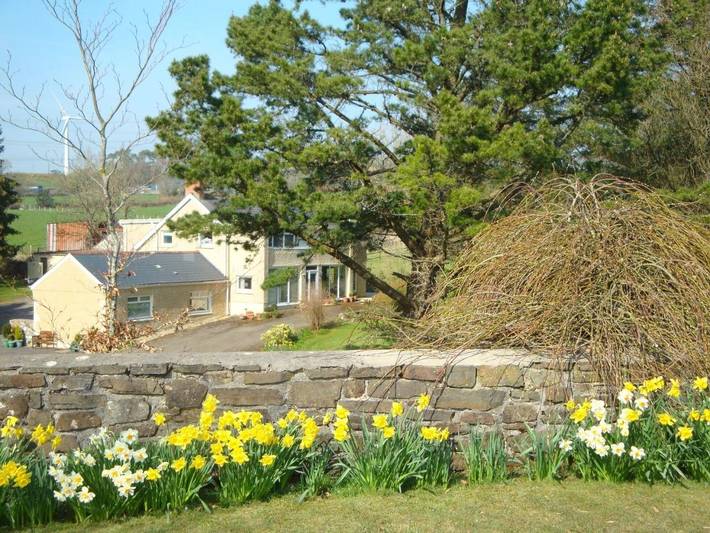 Bed and breakfast for 2 people, with view and garden as well as terrace in South-Wales