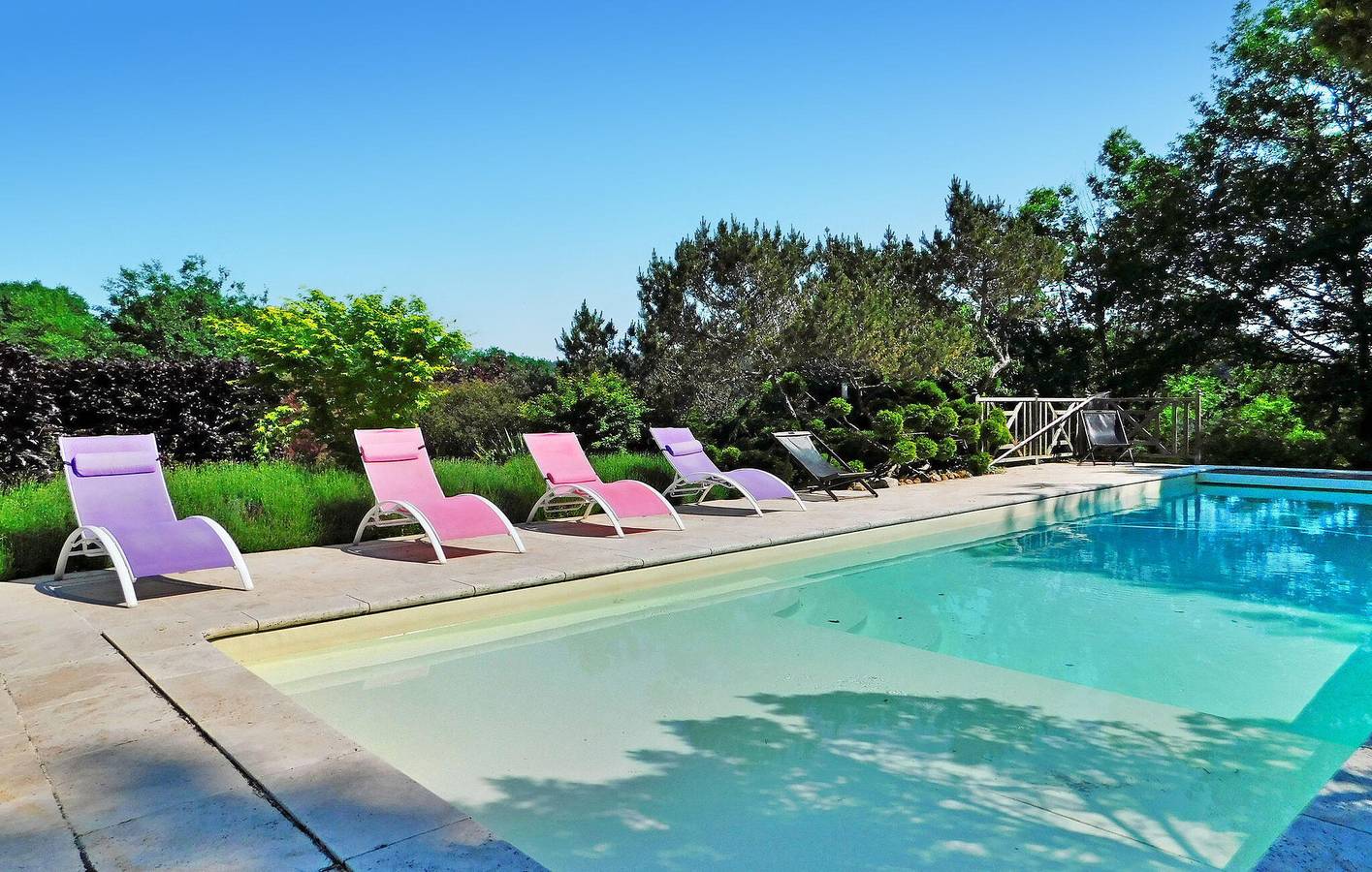 Cozy Apartment with Pool & Stunning Views, Near City Center in Tursac, Périgord Noir