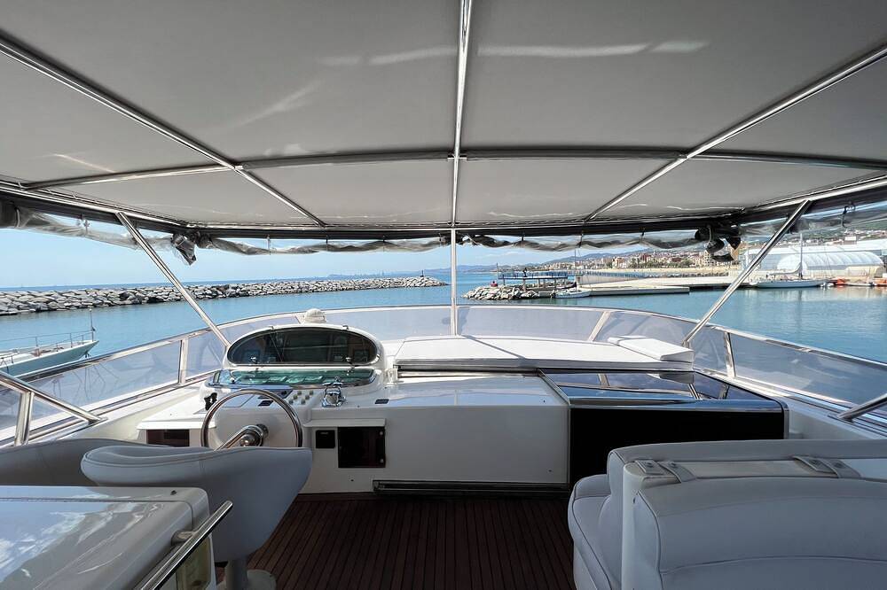 Luxury yacht in marina de Badalona. Price for overnight stay in the whole yacht. in Premià de Mar, Costa del Maresme