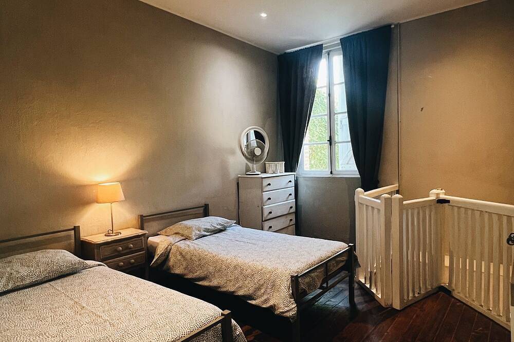 Grande Maison, avec piscine et jardin au cœur des vergers. in Castelsarrasin, Tarn-et-Garonne