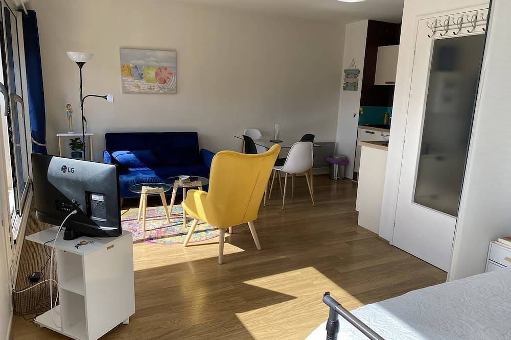 Appartement entier, Joli studio décoré avec goût dans une résidence avec piscine et à 150 m de la grande plage in Saint-Cast-le-Guildo, Région de Dinan