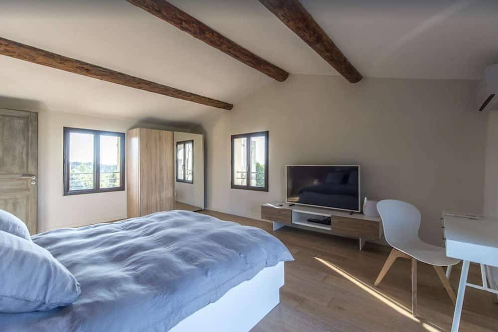 An exceptional property near Aix commanding a view of the iconic Saint Victoire Mountain –... in Meyreuil, Aix-en-Provence region