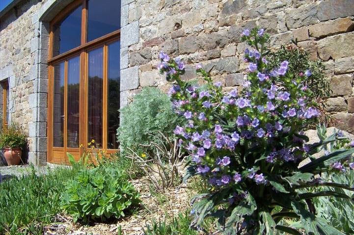 Location de vacances pour 6 personnes, avec piscine et jardin ainsi que terrasse et sauna, animaux acceptés à Prat - 4