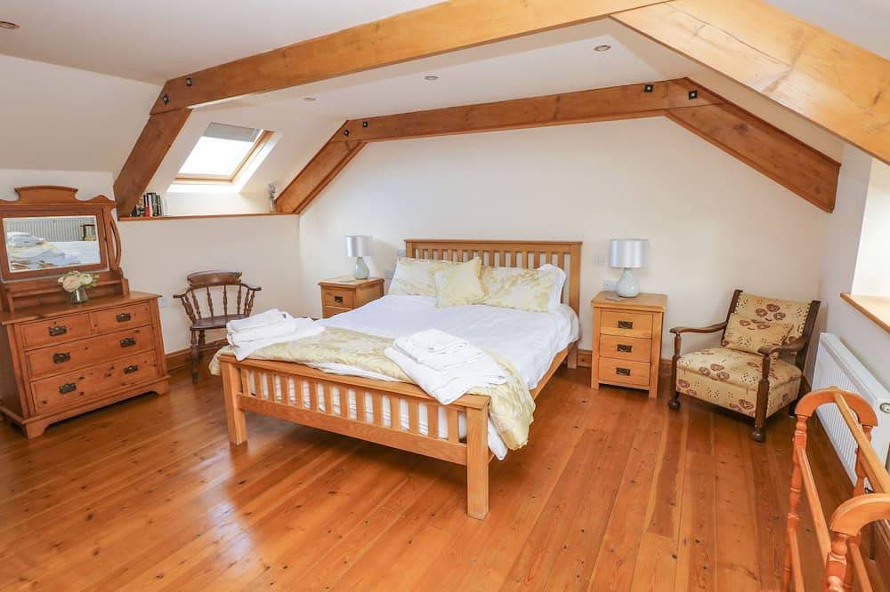 Ty Crydd, pet friendly, character holiday cottage in Kidwelly in Carmarthenshire