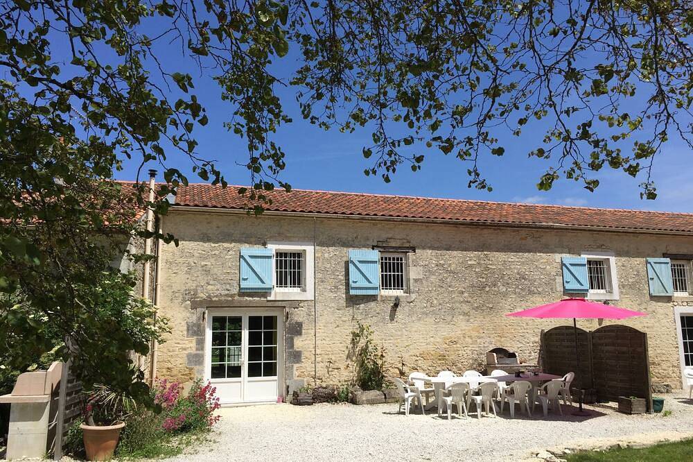 Fully equipped gite in a calm domaine 30 minutes from La Rochelle in Surgères, Rochefort region