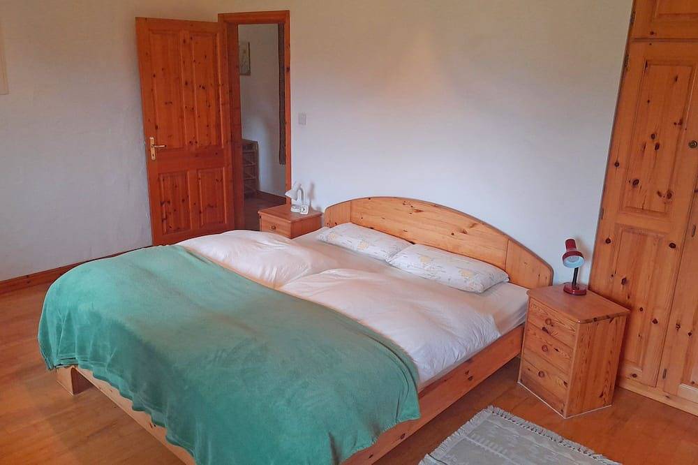 Family Friendly Cottage on the shore front of Lough Mask, Tourmakeady in Castlebar, Lough Mask