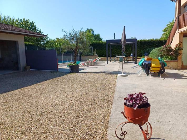 Gîte pour 6 personnes, avec piscine et terrasse à Foissiat
