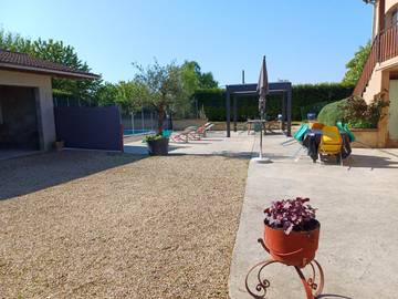 Location de vacances pour 6 personnes, avec piscine et terrasse à Foissiat