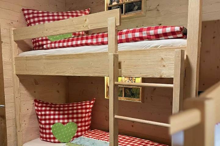 Apartamento inteiro, 🌲Zirbe 5* Vacation Rental: Luxury Wellness with Sauna & Jacuzzi Tub in Arnbruck, Baviera Oriental