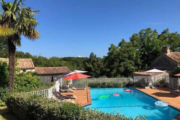 Location de vacances pour 6 personnes, avec terrasse ainsi que jardin et piscine à Lolme