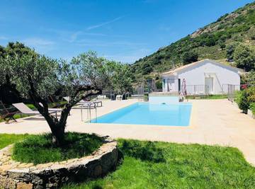 Gîte pour 4 personnes, avec piscine ainsi que terrasse et jardin à Pietralba