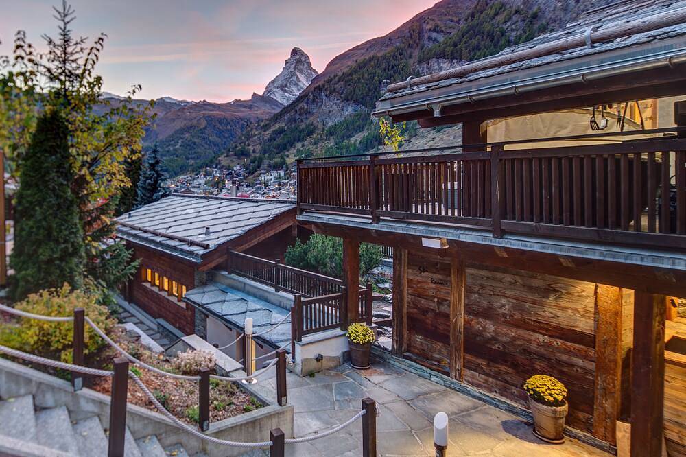 Chalet de esquí superior en Zermatt (esquí) con una magnífica vista del Matterhorn in Zermatt, Alpes del Valais
