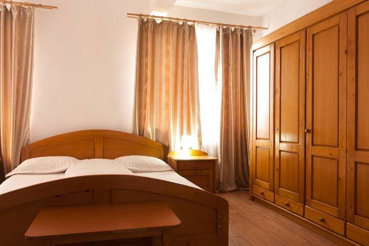 Gîte pour 3 personnes, avec jardin dans Câmpina