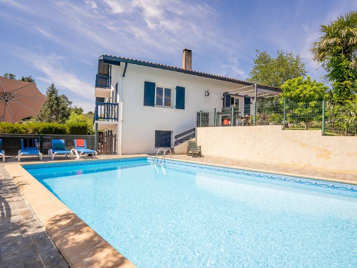 Maison de vacances pour 8 personnes, avec Balcon et Terrasse ainsi que Jardin et Piscine à Arcangues
