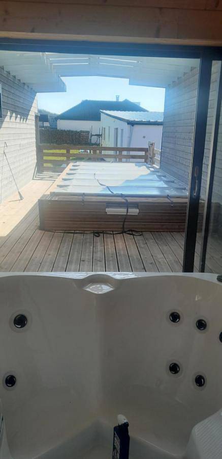 Gîte pour 6 personnes, avec piscine ainsi que terrasse et jacuzzi à Charmes