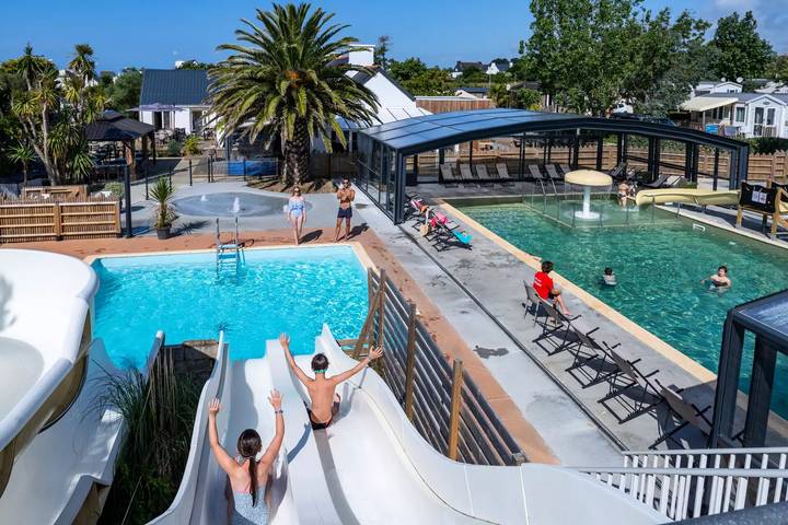 Chalet pour 6 personnes, avec piscine et terrasse en Bretagne