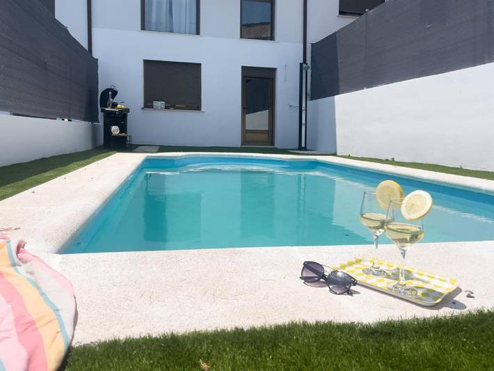 Ferienhaus für 9 Personen, mit Terrasse und Pool, kinderfreundlich - 1