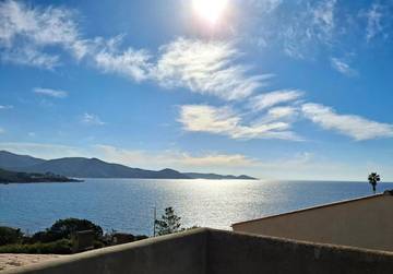 Gîte pour 4 personnes, avec terrasse et vue dans Plage du Ruppione