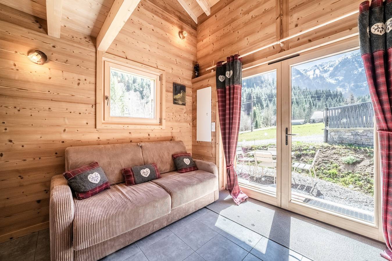 Chalet "Léonie" avec vue sur les montagnes, terrasse partagée et Wi-Fi in Abondance, Les Portes du Soleil
