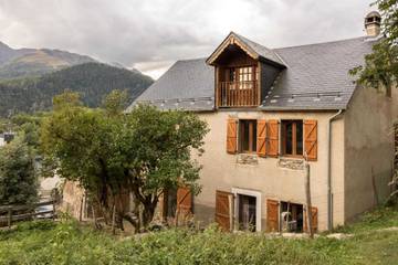 Gîte pour 10 personnes, avec jardin, animaux acceptés à Garin