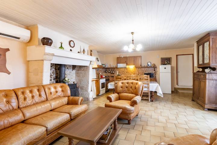 Holiday Home 'Le Haut Picot' with Private Terrace, Wi-Fi and Air Conditioning in Bussac, Périgord Blanc