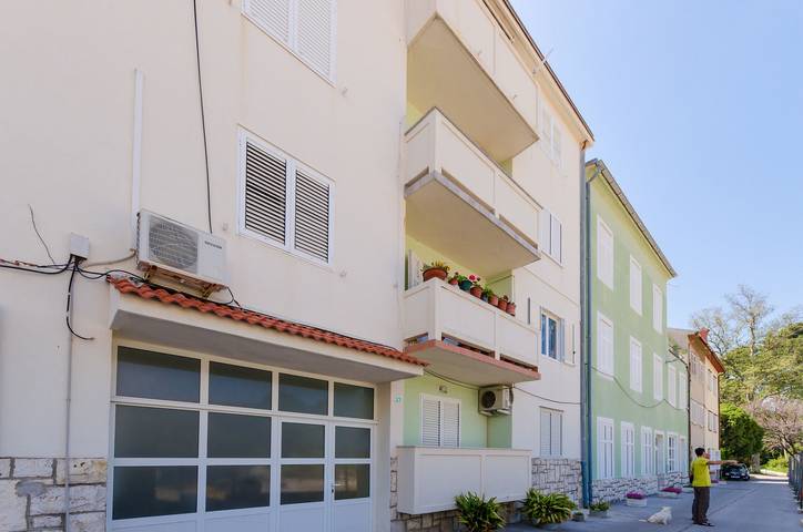 Ferienwohnung für 4 Personen, mit Balkon und Ausblick in Rab Stadt
