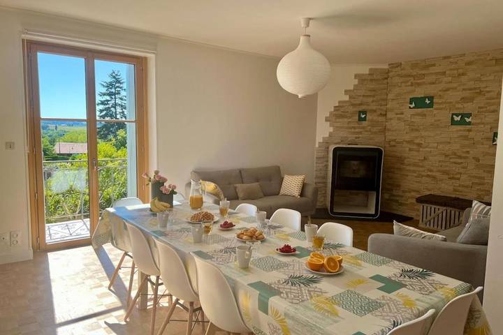 Location de vacances pour 11 personnes, avec Balcon ainsi que Terrasse et Jardin à Ussac