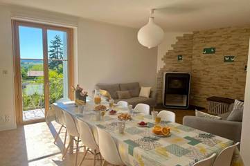Gîte pour 11 personnes, avec terrasse et jardin à Ussac