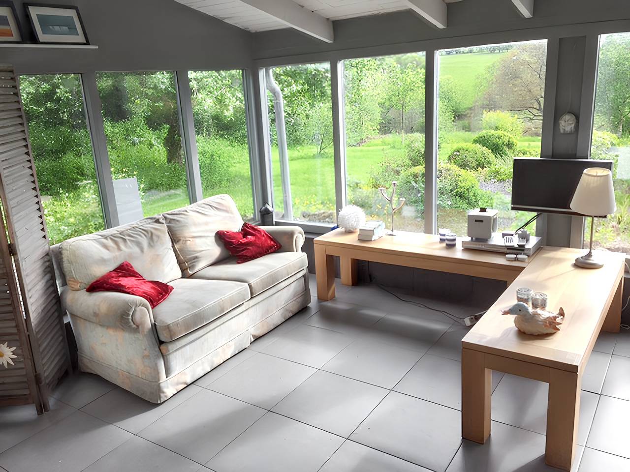 Encantadora casa en Charron con piscina compartida in Región de Aubusson