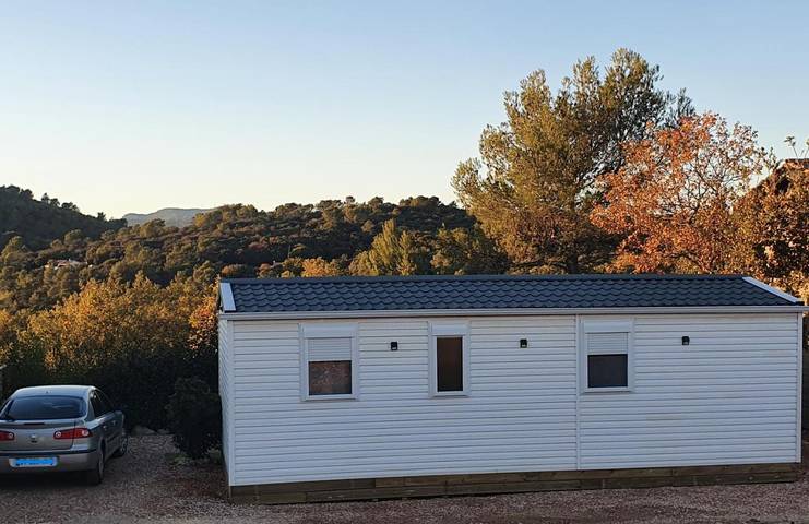 Location de vacances pour 5 personnes, avec vue ainsi que piscine et terrasse à Rocbaron - 2