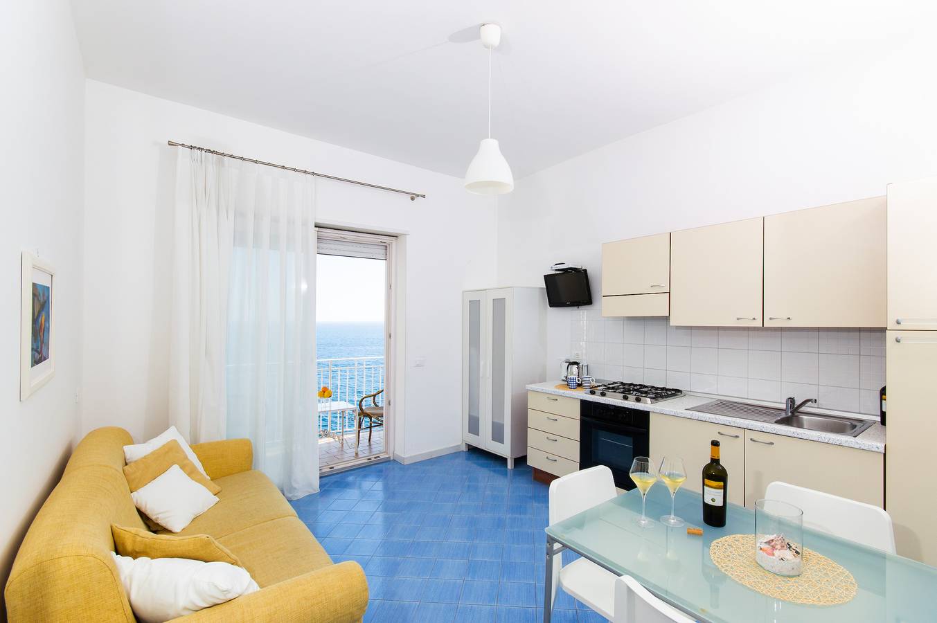 Apartamento entero, Apartamento de dos habitaciones con vistas al mar y balcón. in Maiori, Costa Amalfitana