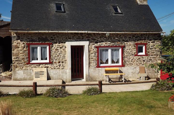 Maison bretonne 2 chambres Sdb/ salon/cuisine in Ploëzal, Région de Guingamp