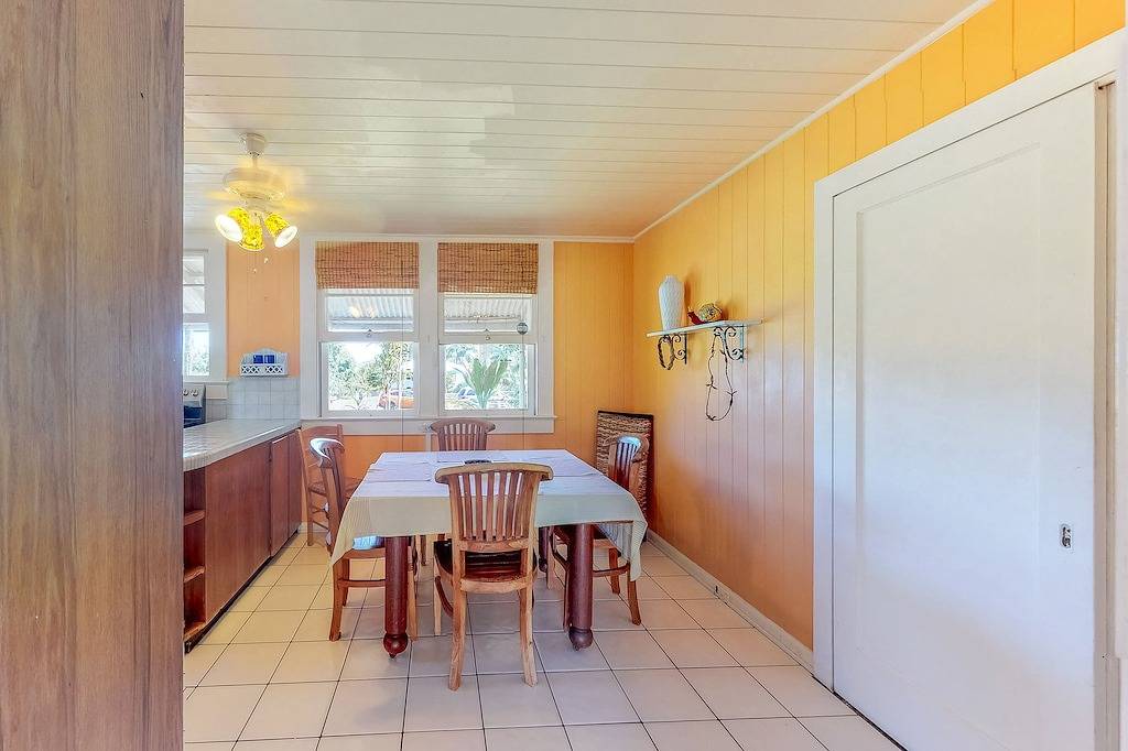 Landhaus mit W / D, Wifi, Holzböden. In der Nähe von Hilo & 4 Mile Scenic Drive in Papaikou, Hamakua