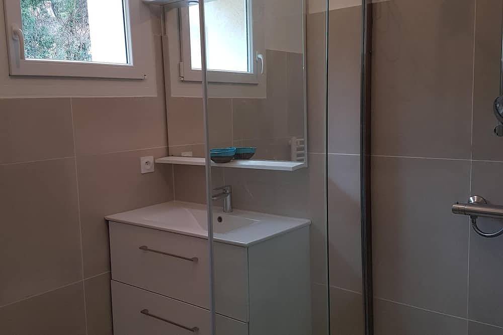 Ganze Wohnung, Wohnung von 50 m2 Klimaanlage mit Terrasse im Erdgeschoss einer Villa in Calvi, Calvi und Umgebung