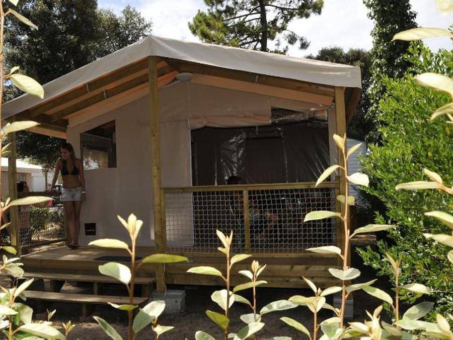 Camping Le California - Tente en toile et en bois 4 personnes - Ecolodge Sahari 2 chambres (sans sanitaire) 1/4 pers in Saint-Jean-de-Monts, Vendée