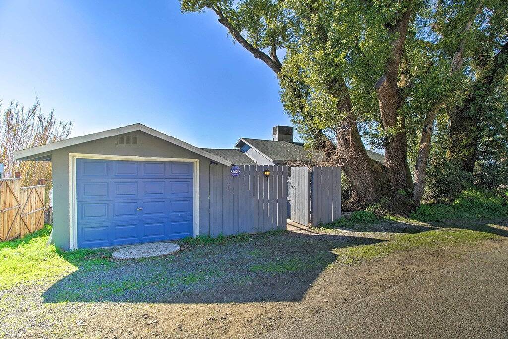 Lakefront Sanctuary w/ Mount Konocti Views in California North Coast